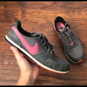 NIKE women’s athletic shoes sneakers size 10 eur 42 gray pink